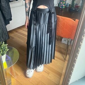 Black vintage pleated skirt